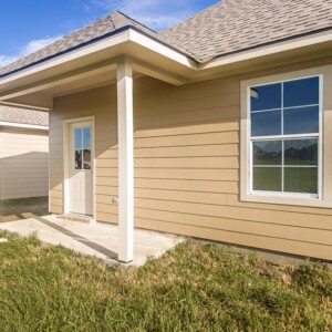Exterior rear view of the Oak model back patio