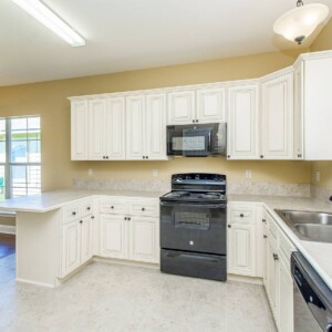 Full kitchen and appliance in the Willow floorplan